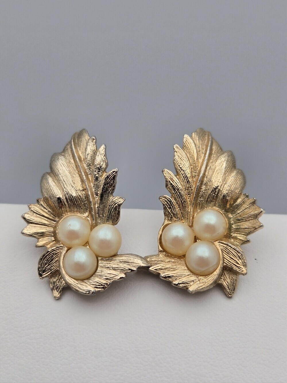 Sarah Coventry Endearing Leaf Pearl Earrings Gold Tone 1965 Pierced Vintage